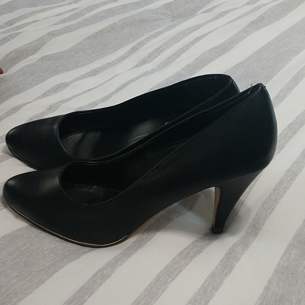Black pumps